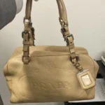 プラダ　エンボスロゴ　ハンドバッグ